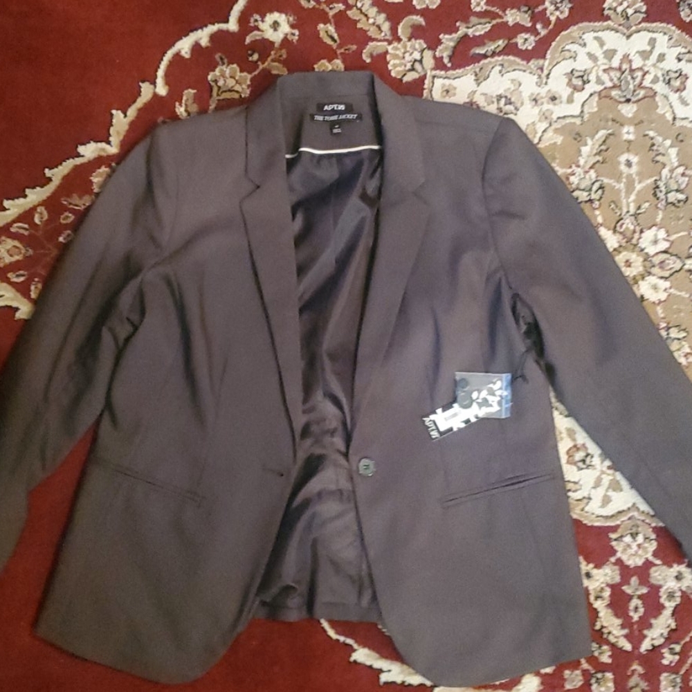 Suit - Picture 2 of 4